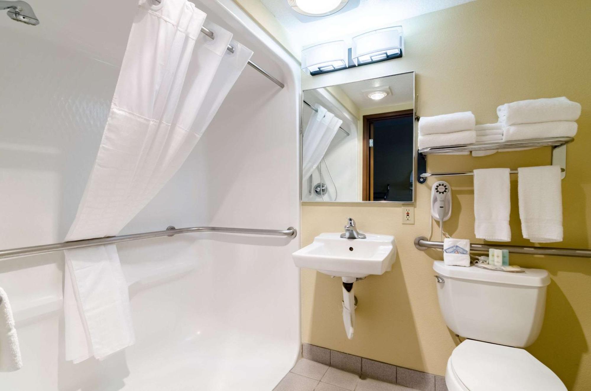 Comfort Inn Colby Bagian luar foto