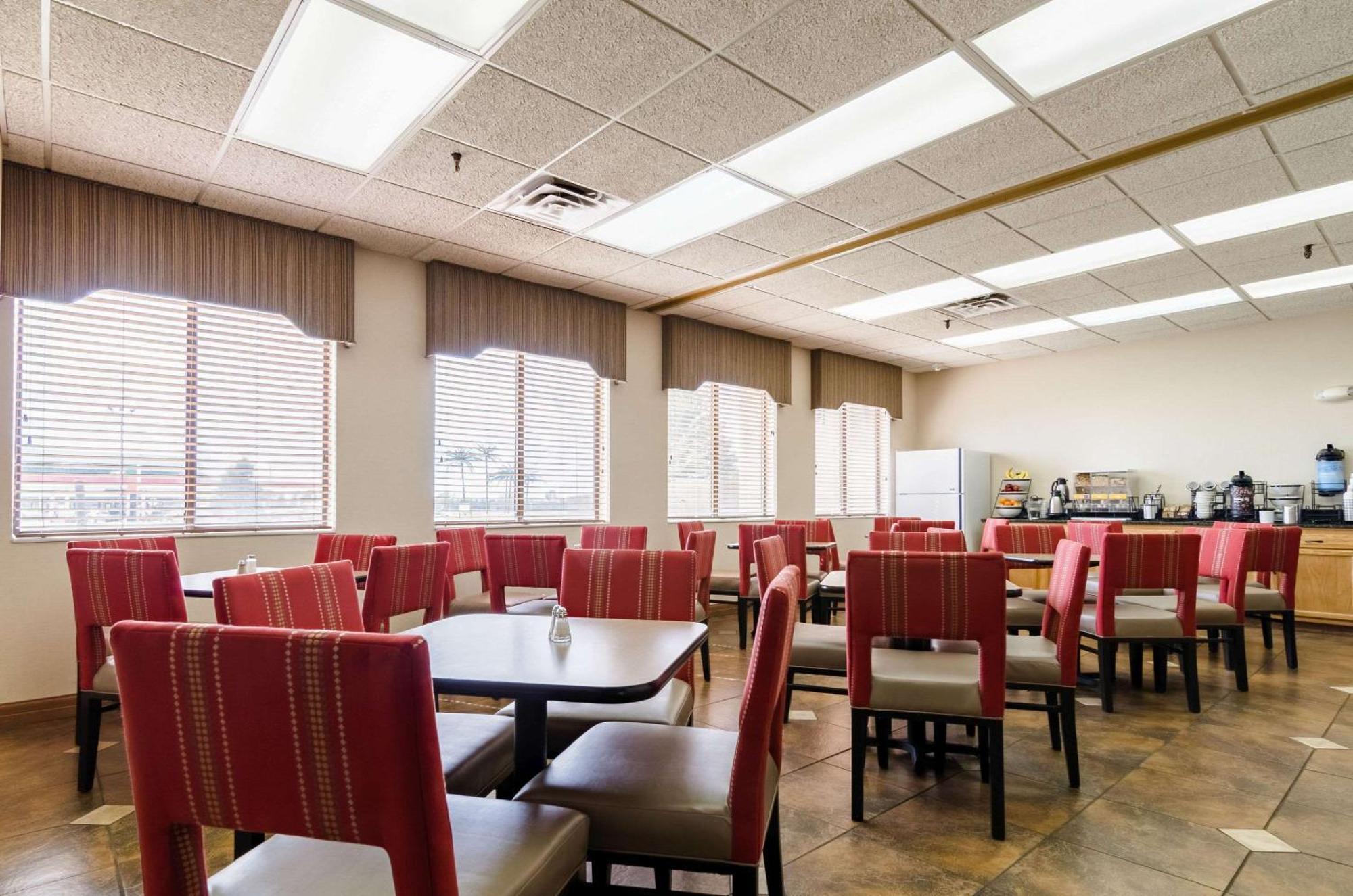 Comfort Inn Colby Bagian luar foto