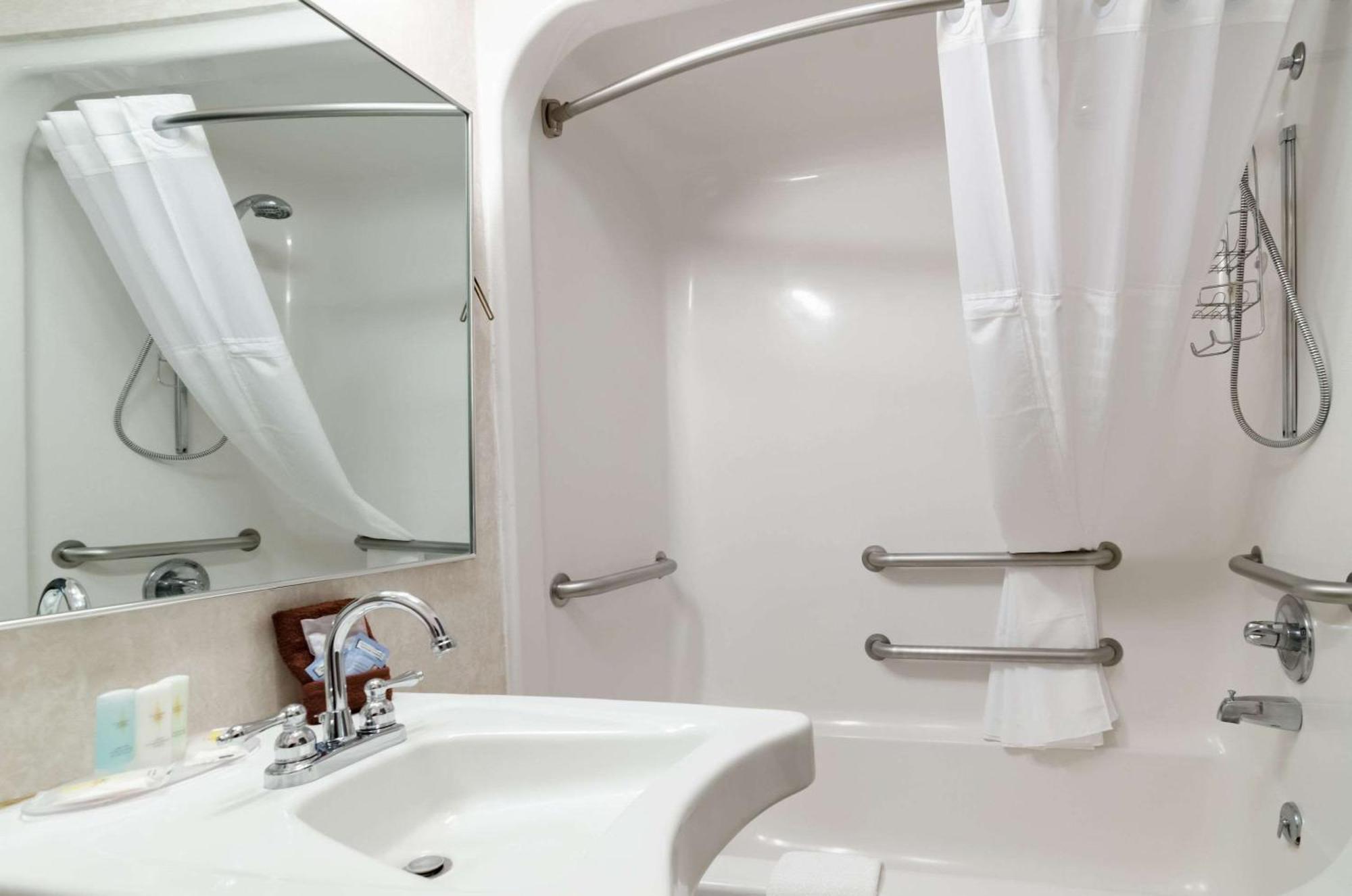 Comfort Inn Colby Bagian luar foto